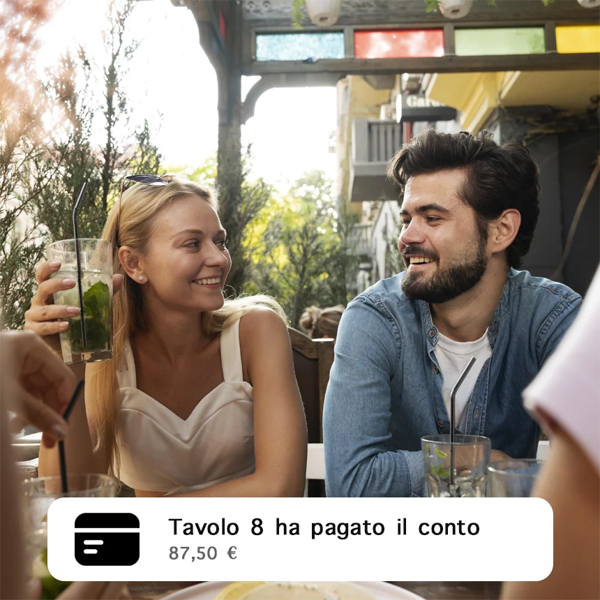 Cliente che paga il conto dal tavolo